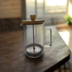 Cafetera de vidrio con tapa de bambú